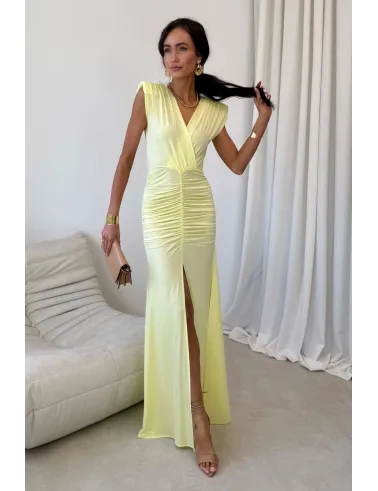 Noelia – żółta długa sukienka kopertowa z marszczeniem i rozcięciem | Roco Fashion