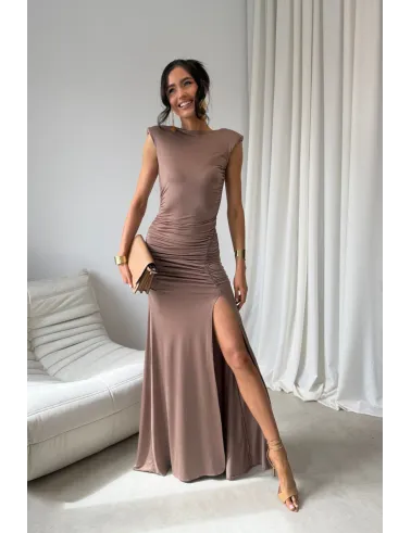 Aurelia – Elegantes Maxikleid mit Raffungen, Rückenausschnitt & Beinschlitz Hellbraun | Roco Fashion
