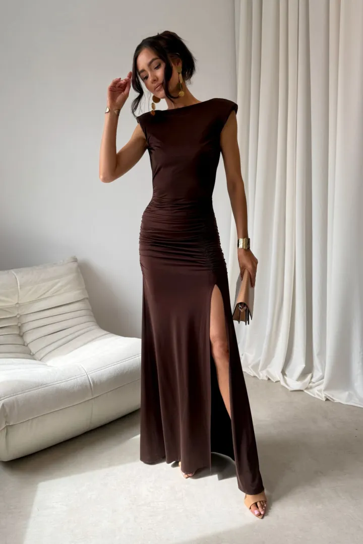 Aurelia – Elegantes Maxikleid mit Raffungen, Rückenausschnitt & Beinschlitz Braun | Roco Fashion