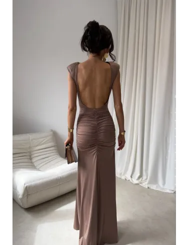 Aurelia – długa sukienka z marszczeniem, odkrytymi plecami i rozcięciem jasny brąz | Roco Fashion