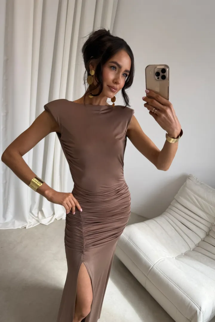 Aurelia - Elegantes Maxikleid mit Raffungen, tiefem Rückenausschnitt und Beinschlitz in hell Braun