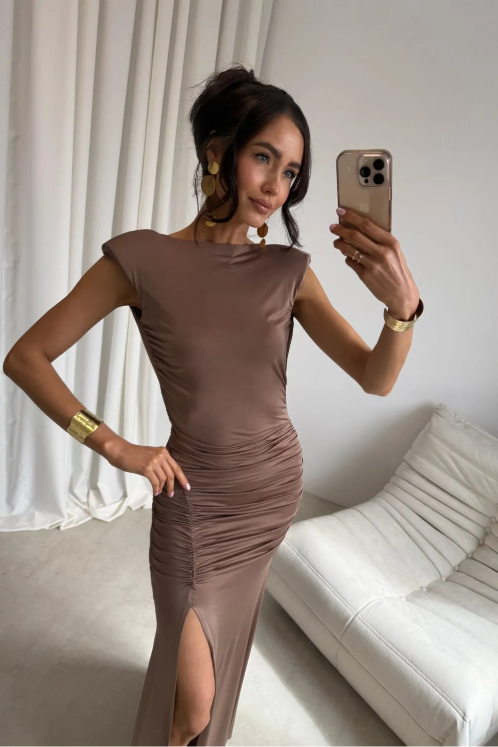 Aurelia – Elegantes Maxikleid mit Raffungen, Rückenausschnitt & Beinschlitz Hellbraun | Roco Fashion