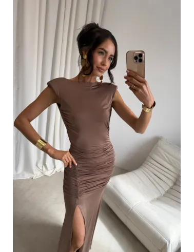 Aurelia – długa sukienka z marszczeniem, odkrytymi plecami i rozcięciem jasny brąz | Roco Fashion