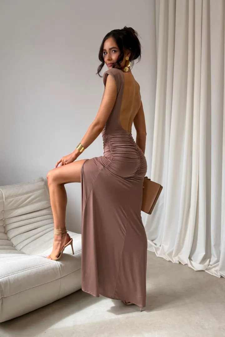 Aurelia - Elegantes Maxikleid mit Raffungen, tiefem Rückenausschnitt und Beinschlitz in hell Braun