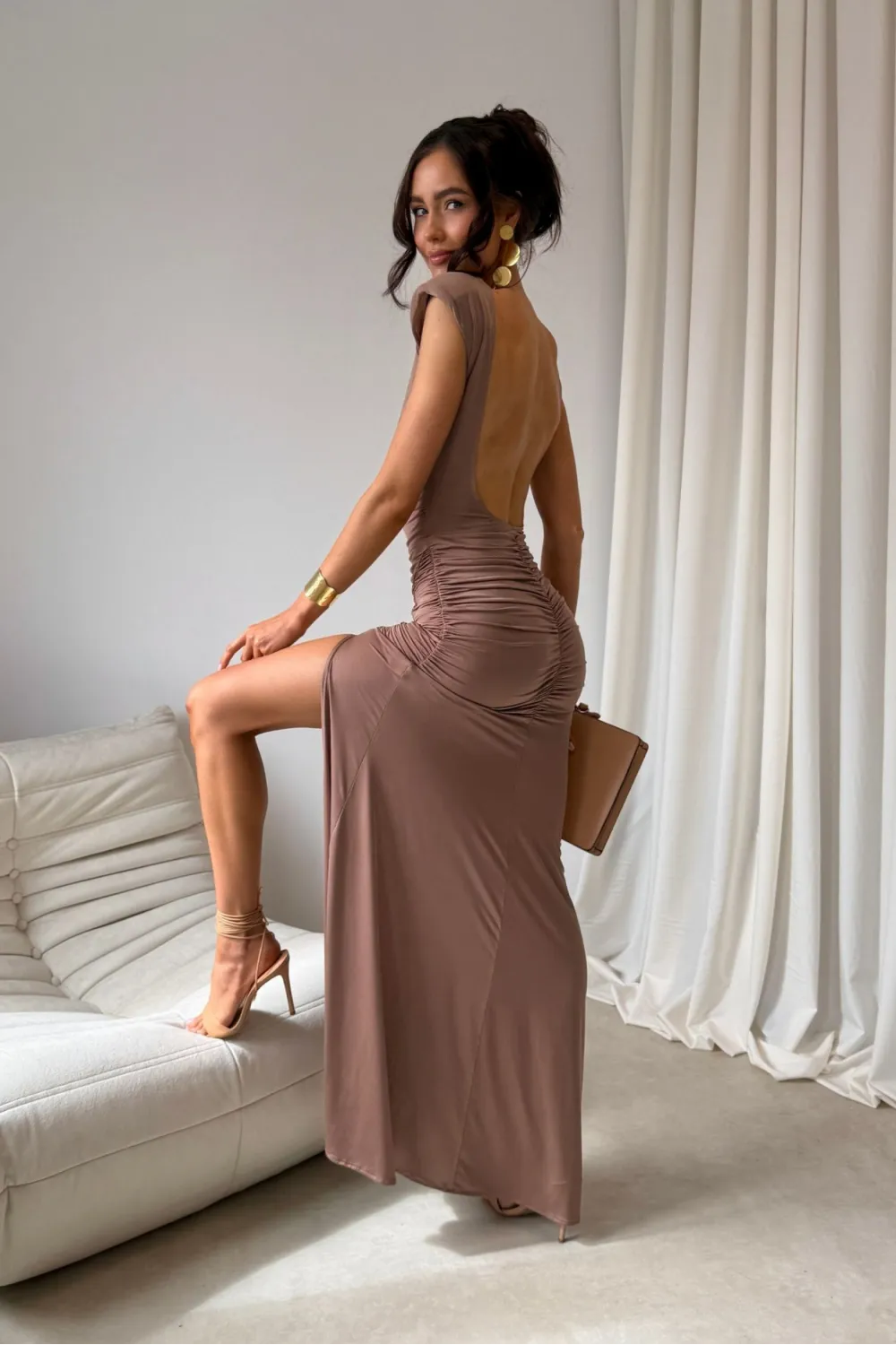 Aurelia – Elegantes Maxikleid mit Raffungen, Rückenausschnitt & Beinschlitz Hellbraun | Roco Fashion