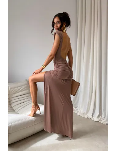 Aurelia – Elegantes Maxikleid mit Raffungen, Rückenausschnitt & Beinschlitz Hellbraun | Roco Fashion