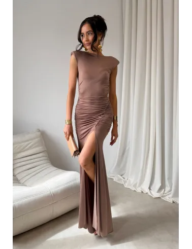 Aurelia – długa sukienka z marszczeniem, odkrytymi plecami i rozcięciem jasny brąz | Roco Fashion