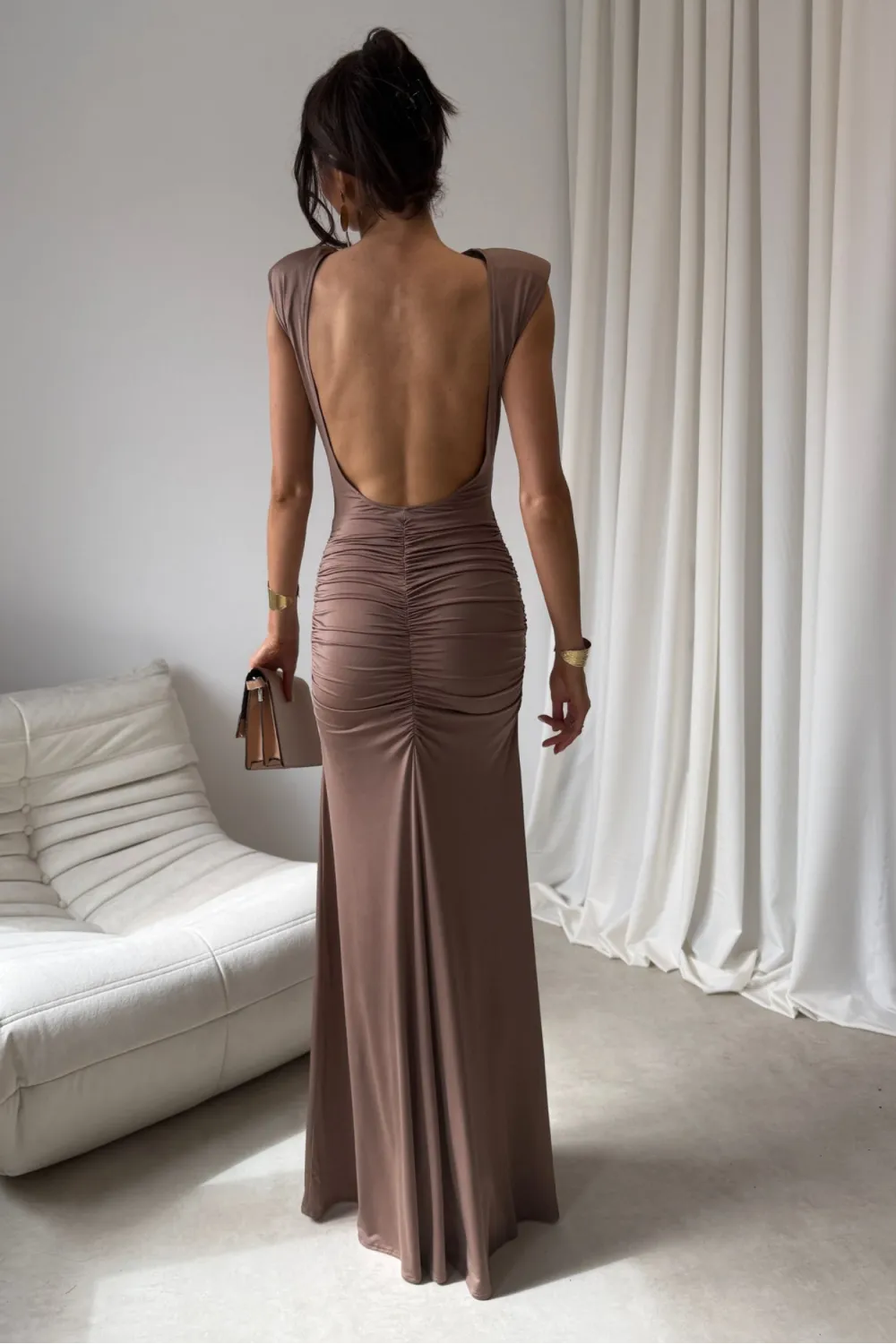Aurelia – Elegantes Maxikleid mit Raffungen, Rückenausschnitt & Beinschlitz Hellbraun | Roco Fashion