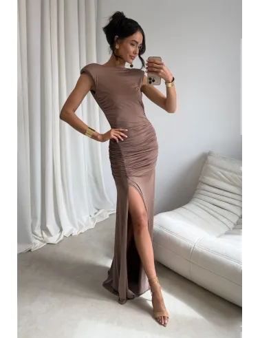Aurelia – długa sukienka z marszczeniem, odkrytymi plecami i rozcięciem jasny brąz | Roco Fashion