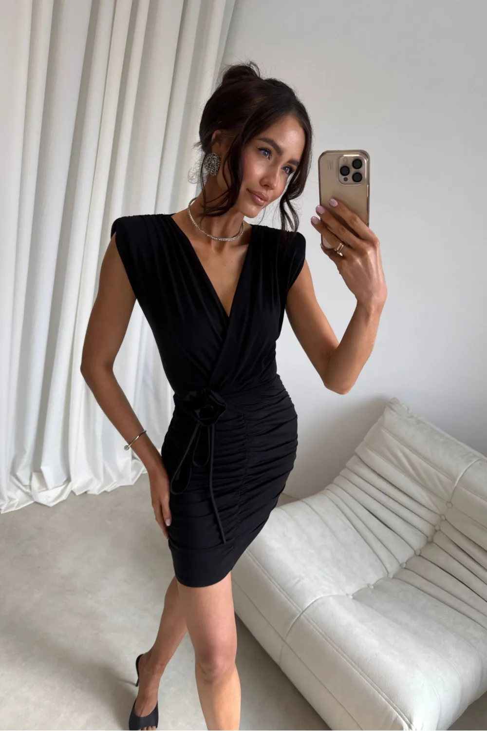 Zirelle – figurbetontes Minikleid mit Raffungen & Wickelausschnitt in Schwarz | Roco Fashion