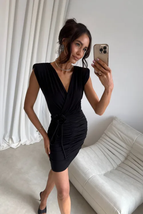 Zirelle – figurbetontes Minikleid mit Raffungen & Wickelausschnitt in Schwarz | Roco Fashion