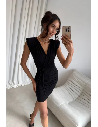 Zirelle – dopasowana sukienka mini z marszczeniem i dekoltem kopertowym czarna | Roco Fashion