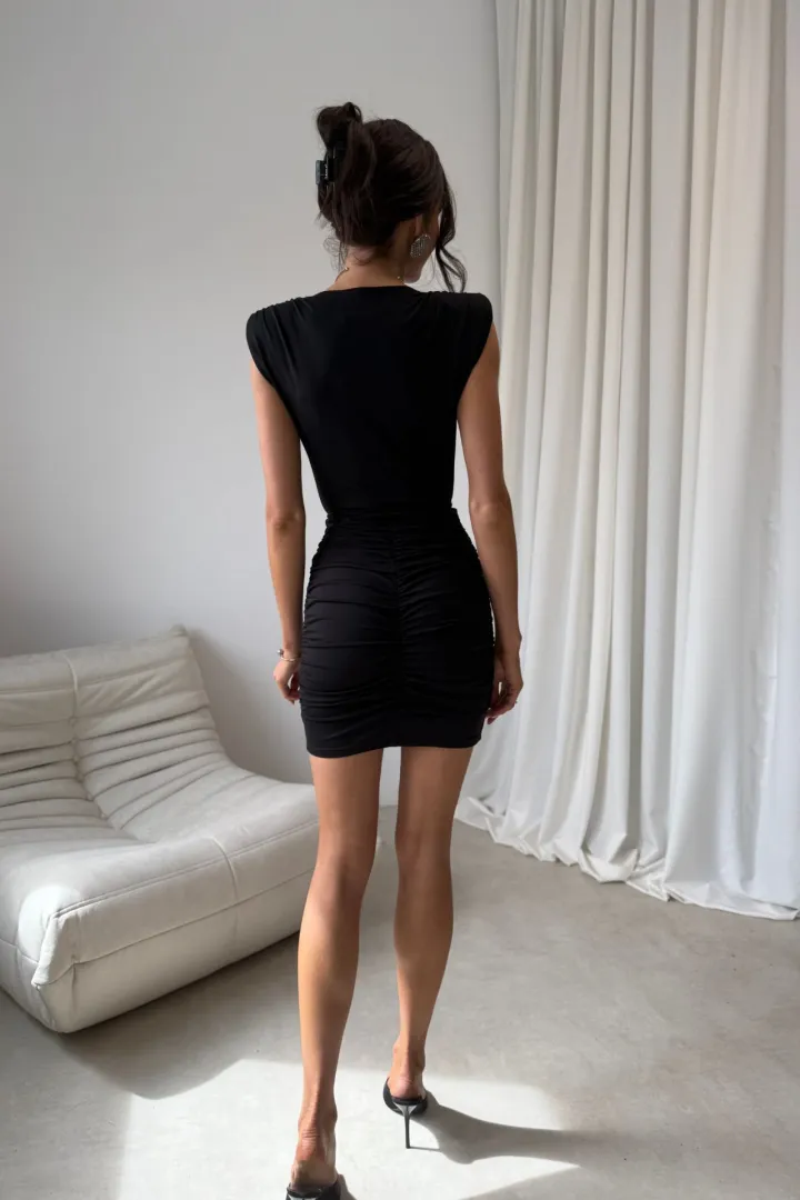 Zirelle - figurbetontes Minikleid mit Raffungen und elegantem Wickelausschnitt in Schwarz