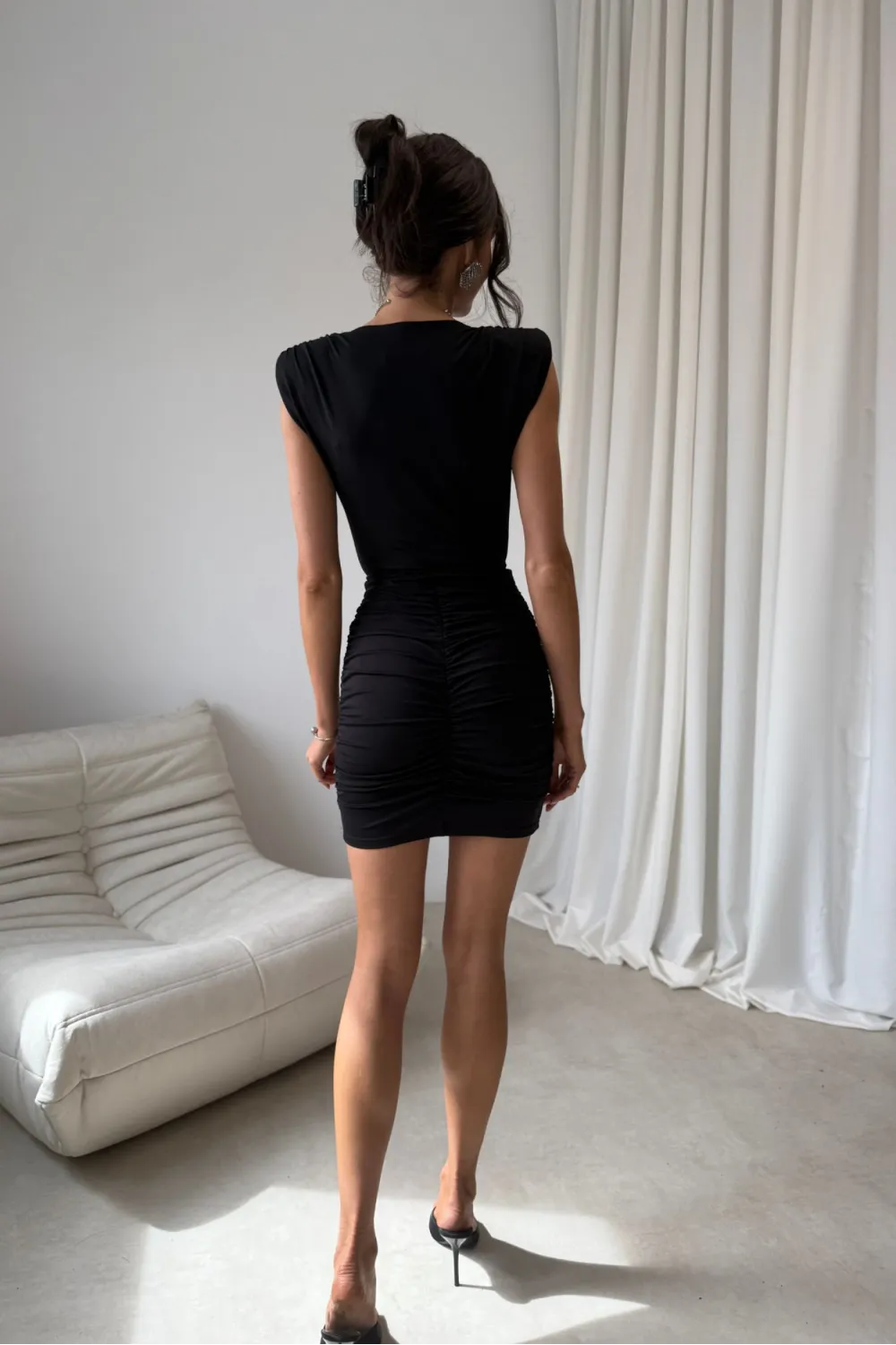Zirelle – figurbetontes Minikleid mit Raffungen & Wickelausschnitt in Schwarz | Roco Fashion
