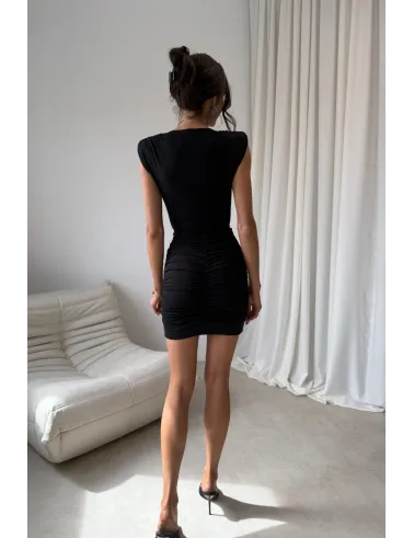 Zirelle – dopasowana sukienka mini z marszczeniem i dekoltem kopertowym czarna | Roco Fashion