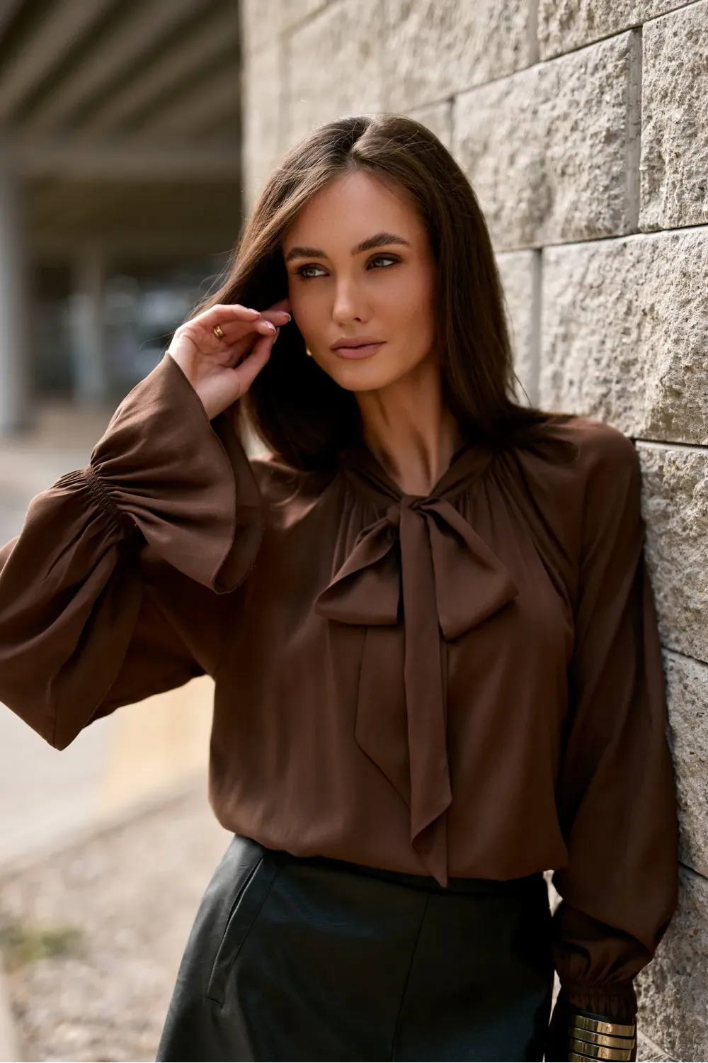 Isabel – elegante braune Bluse mit Bindeschleife am Hals | Roco Fashion