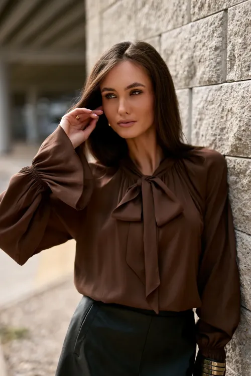 Isabel – elegante braune Bluse mit Bindeschleife am Hals | Roco Fashion