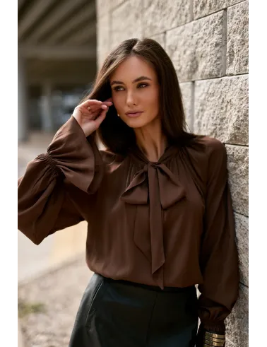Isabel – elegancka brązowa bluzka z wiązaniem przy szyi | Roco Fashion