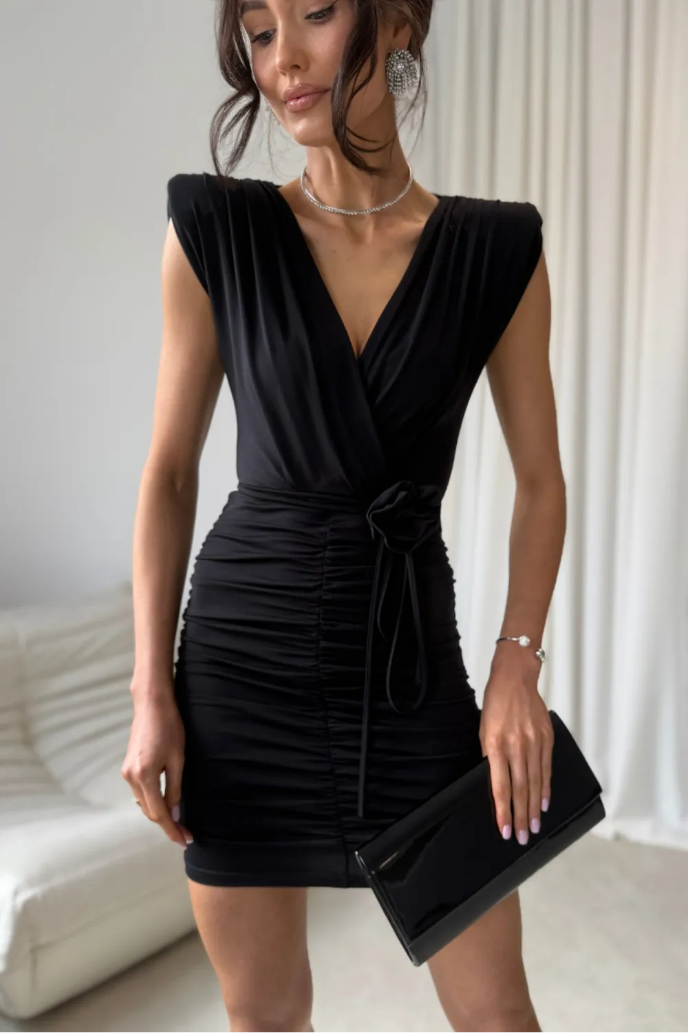 Zirelle – figurbetontes Minikleid mit Raffungen & Wickelausschnitt in Schwarz | Roco Fashion