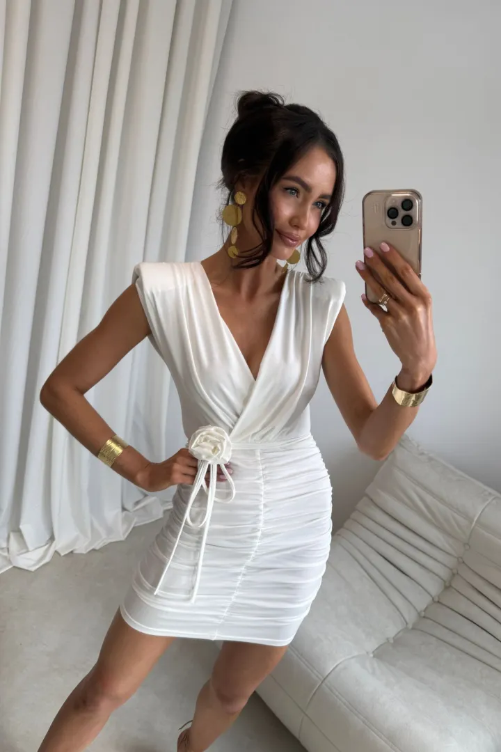 Zirelle - figurbetontes Minikleid mit Raffungen und elegantem Wickelausschnitt in Ecru