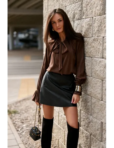Isabel – elegancka brązowa bluzka z wiązaniem przy szyi | Roco Fashion