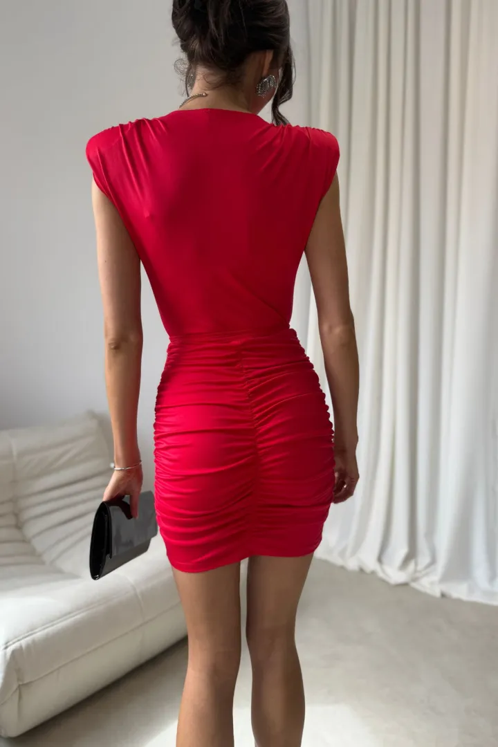 Zirelle - figurbetontes Minikleid mit Raffungen und elegantem Wickelausschnitt in Rot