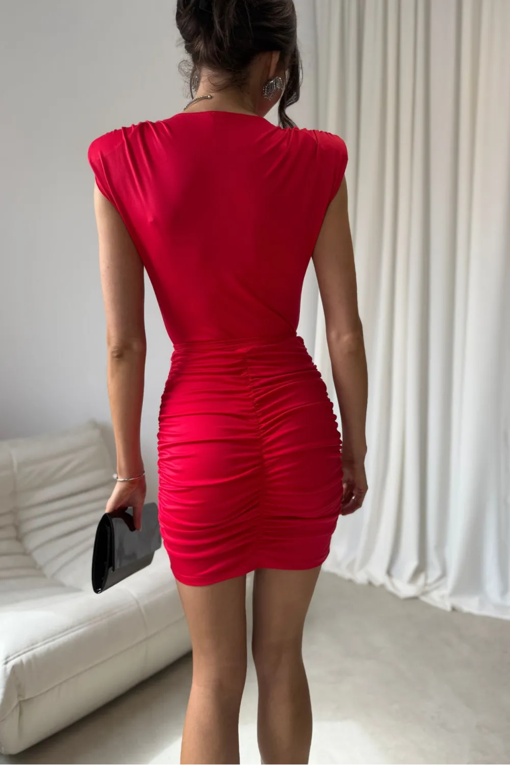 Zirelle – figurbetontes rotes Minikleid mit Raffungen & Wickelausschnitt | Roco Fashion