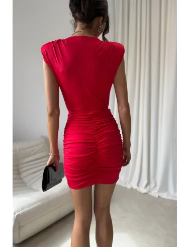 Zirelle – czerwona sukienka mini z marszczeniem i dekoltem kopertowym | Roco Fashion