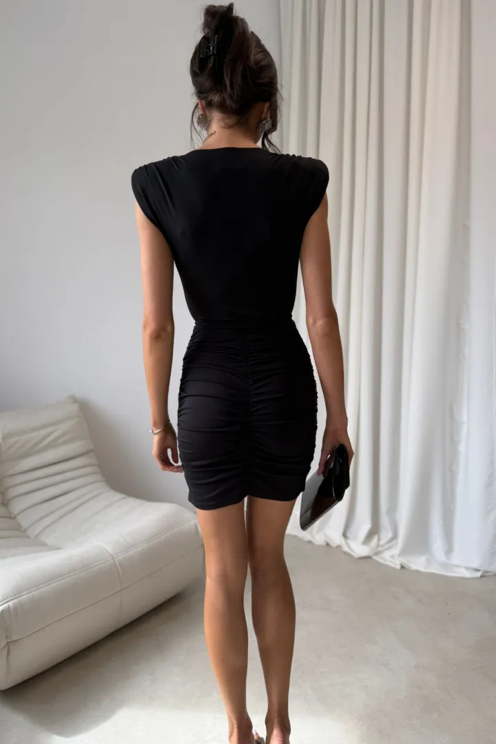 Zirelle - figurbetontes Minikleid mit Raffungen und elegantem Wickelausschnitt in Schwarz