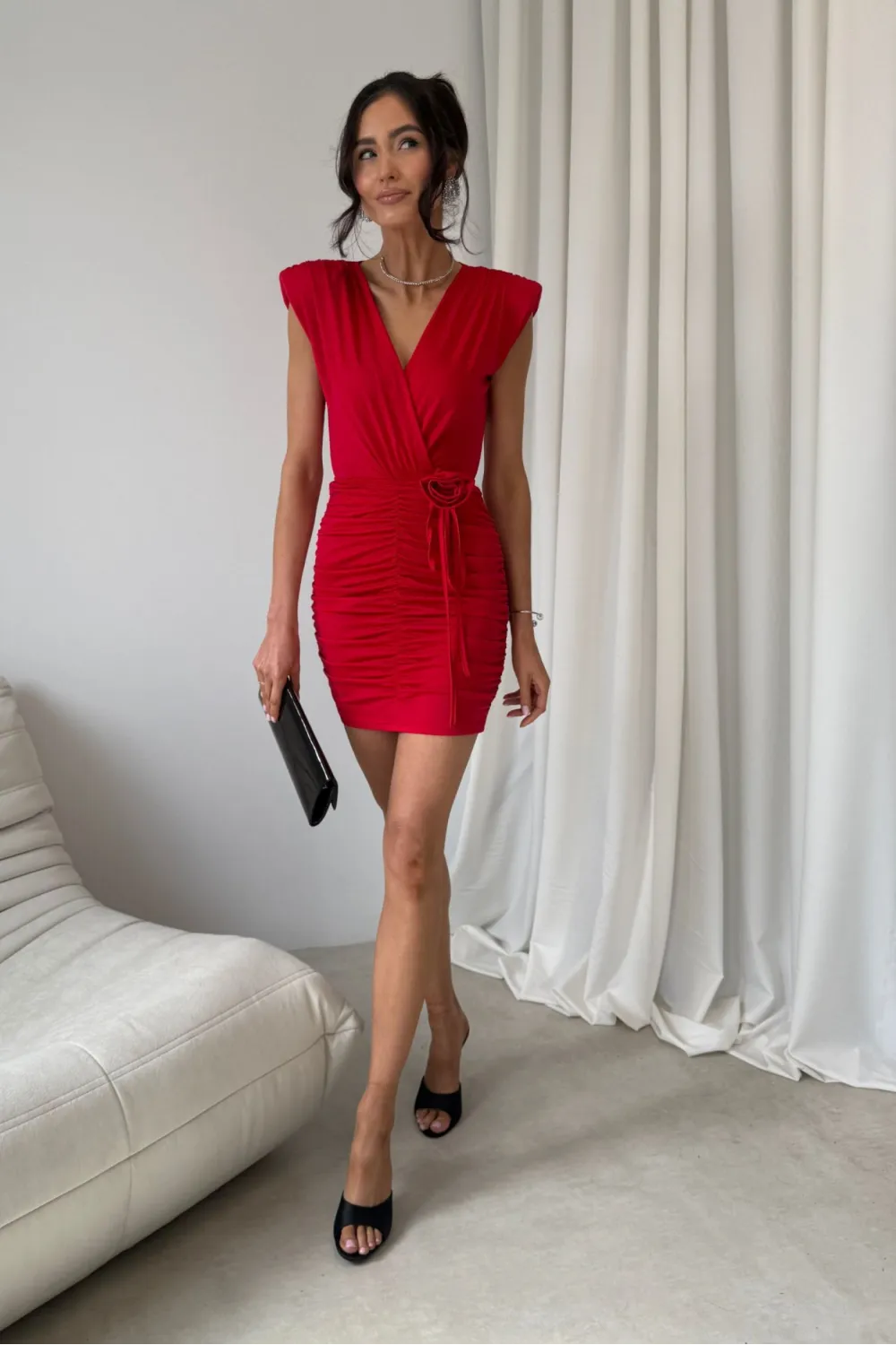 Zirelle – czerwona sukienka mini z marszczeniem i dekoltem kopertowym | Roco Fashion