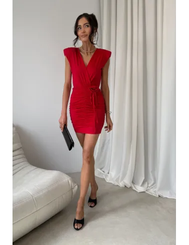 Zirelle – czerwona sukienka mini z marszczeniem i dekoltem kopertowym | Roco Fashion