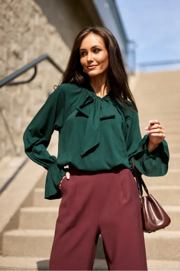 Isabel – elegante Bluse in Flaschengrün mit Bindeschleife am Hals | Roco Fashion