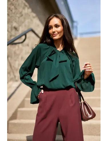 Isabel – elegante Bluse in Flaschengrün mit Bindeschleife am Hals | Roco Fashion