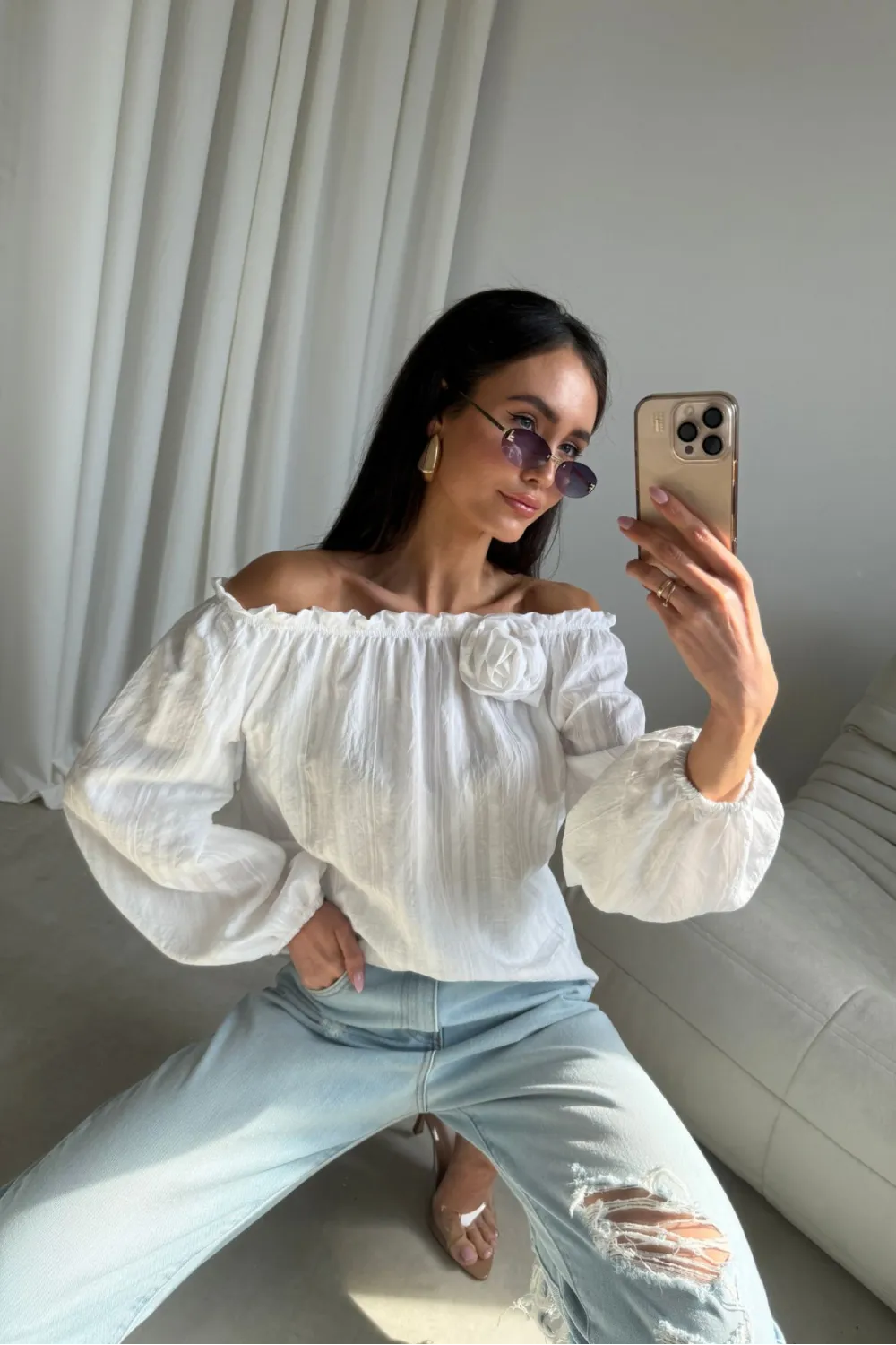 Monaco – bluzka hiszpanka z ozdobnym kwiatem ecru | Roco Fashion