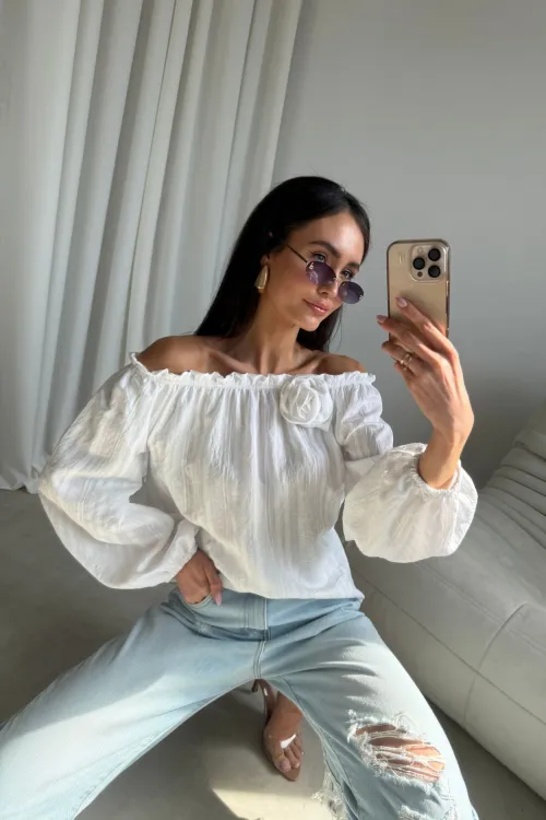 Monaco – bluzka hiszpanka z ozdobnym kwiatem ecru | Roco Fashion