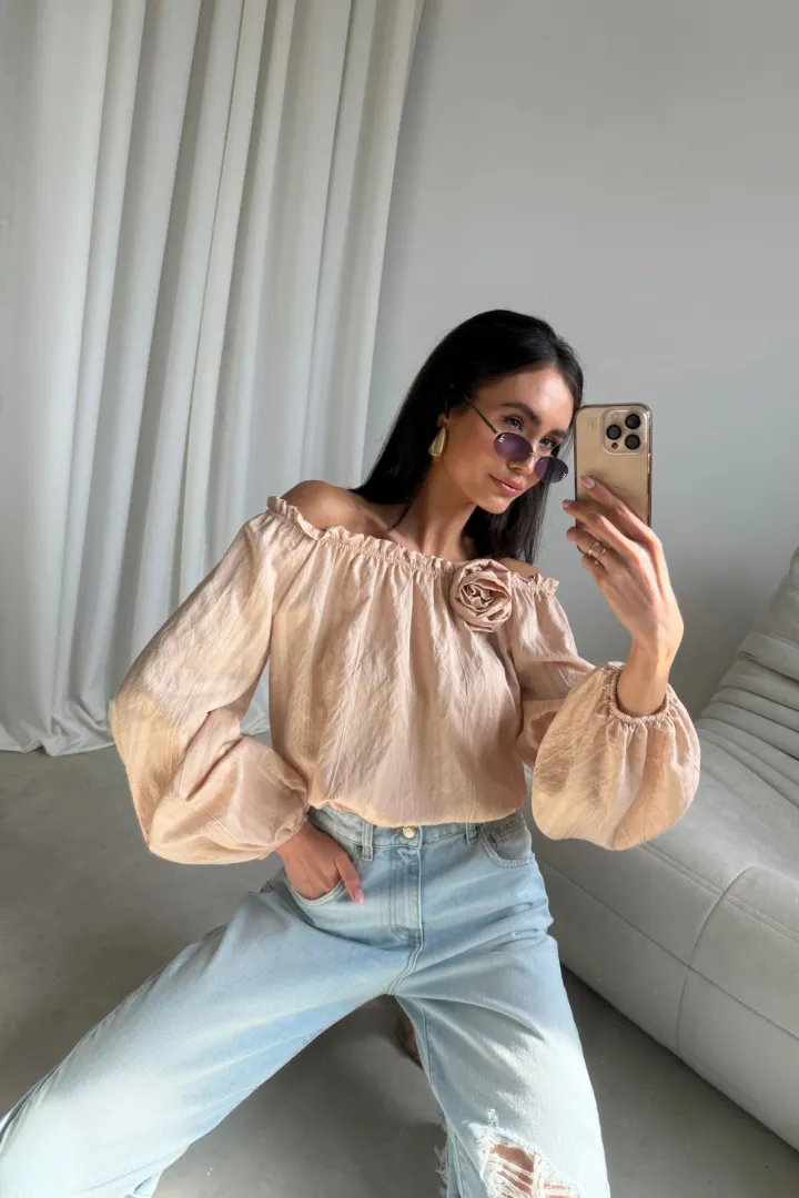 Monaco - Off-Shoulder Bluse mit floraler Applikation in Beige