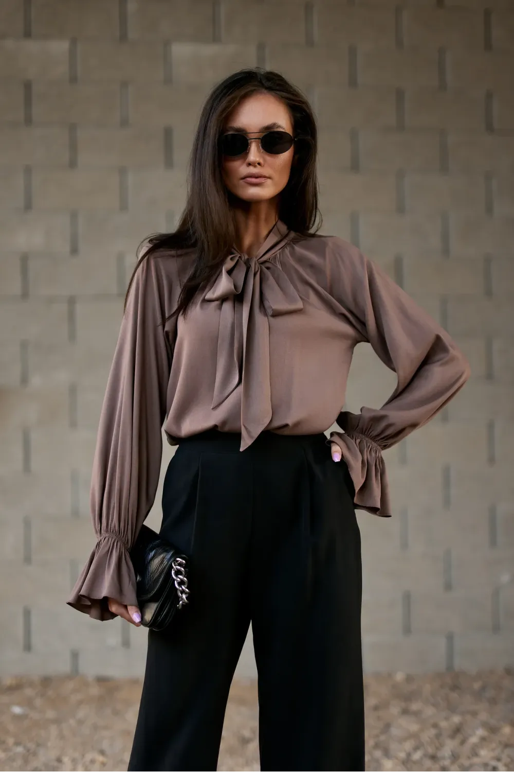 Isabel – elegancka bluzka cappuccino z wiązaniem przy szyi | Roco Fashion