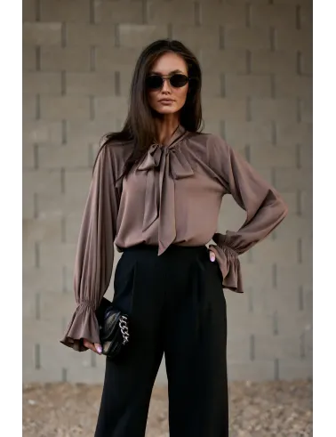 Isabel – elegancka bluzka cappuccino z wiązaniem przy szyi | Roco Fashion