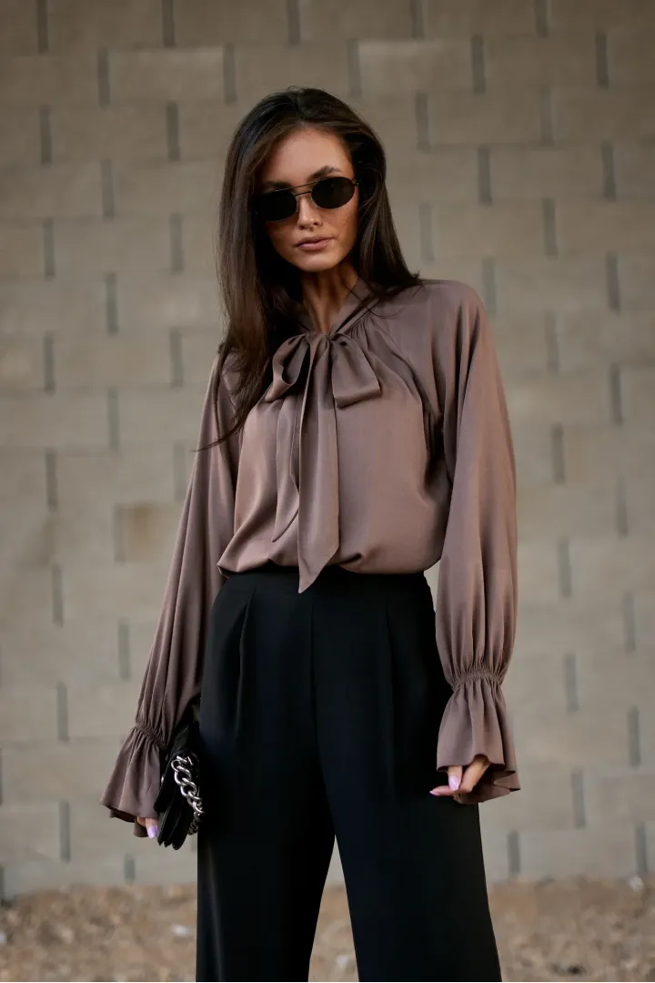 Isabel – elegancka bluzka cappuccino z wiązaniem przy szyi | Roco Fashion