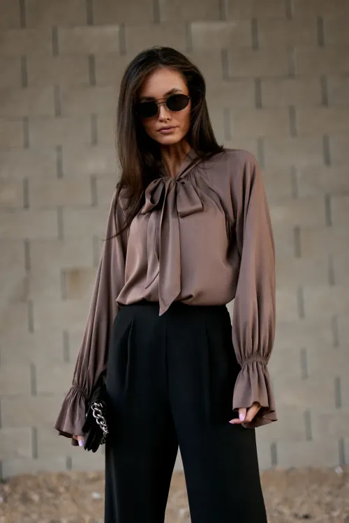 Isabel – elegancka bluzka cappuccino z wiązaniem przy szyi | Roco Fashion