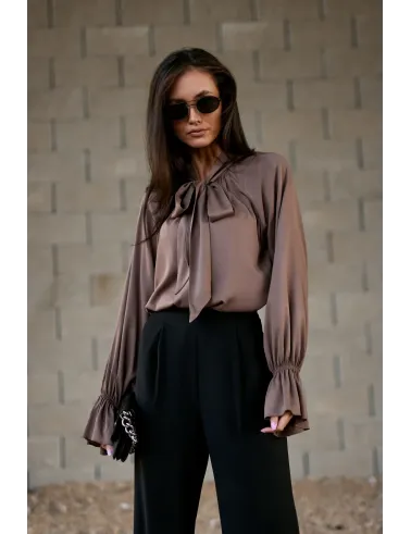 Isabel – elegante Bluse in Cappuccino mit Bindeschleife am Hals | Roco Fashion
