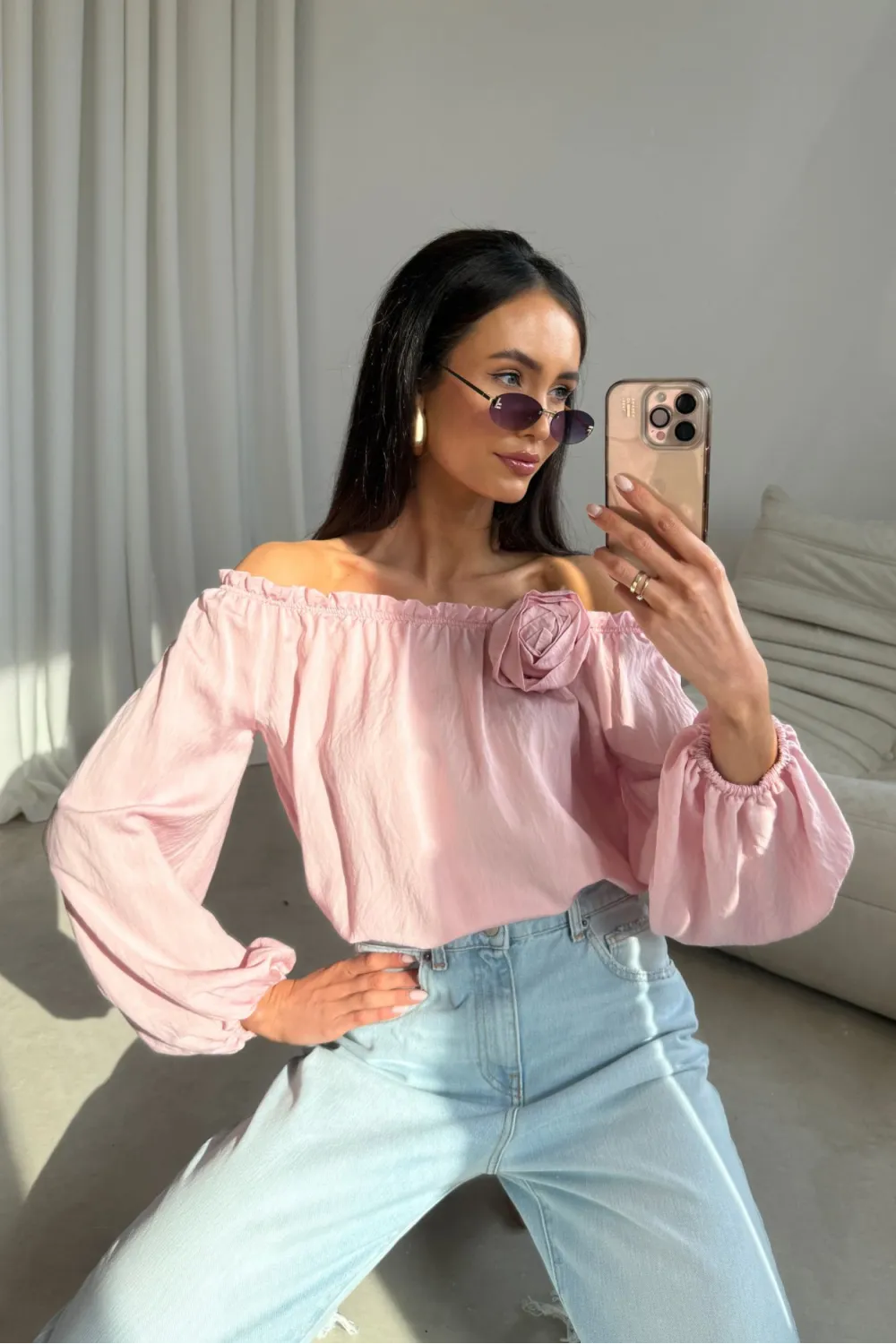 Marisol bluzka hiszpanka pudrowy róż z kwiatem i marszczeniem | Roco Fashion