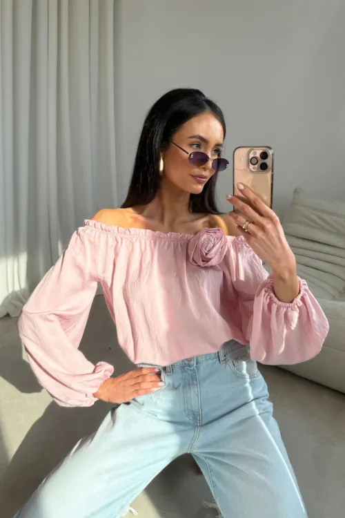 Marisol bluzka hiszpanka pudrowy róż z kwiatem i marszczeniem | Roco Fashion