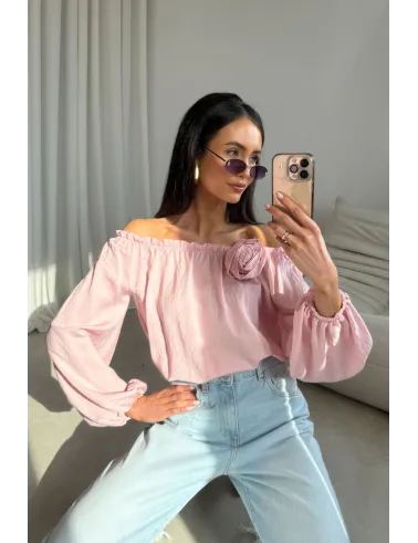 Marisol bluzka hiszpanka pudrowy róż z kwiatem i marszczeniem | Roco Fashion