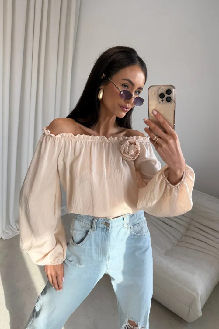 Marisol – Off-Shoulder Bluse mit Drapierung & 3D-Blütenapplikation Vanille | Roco Fashion