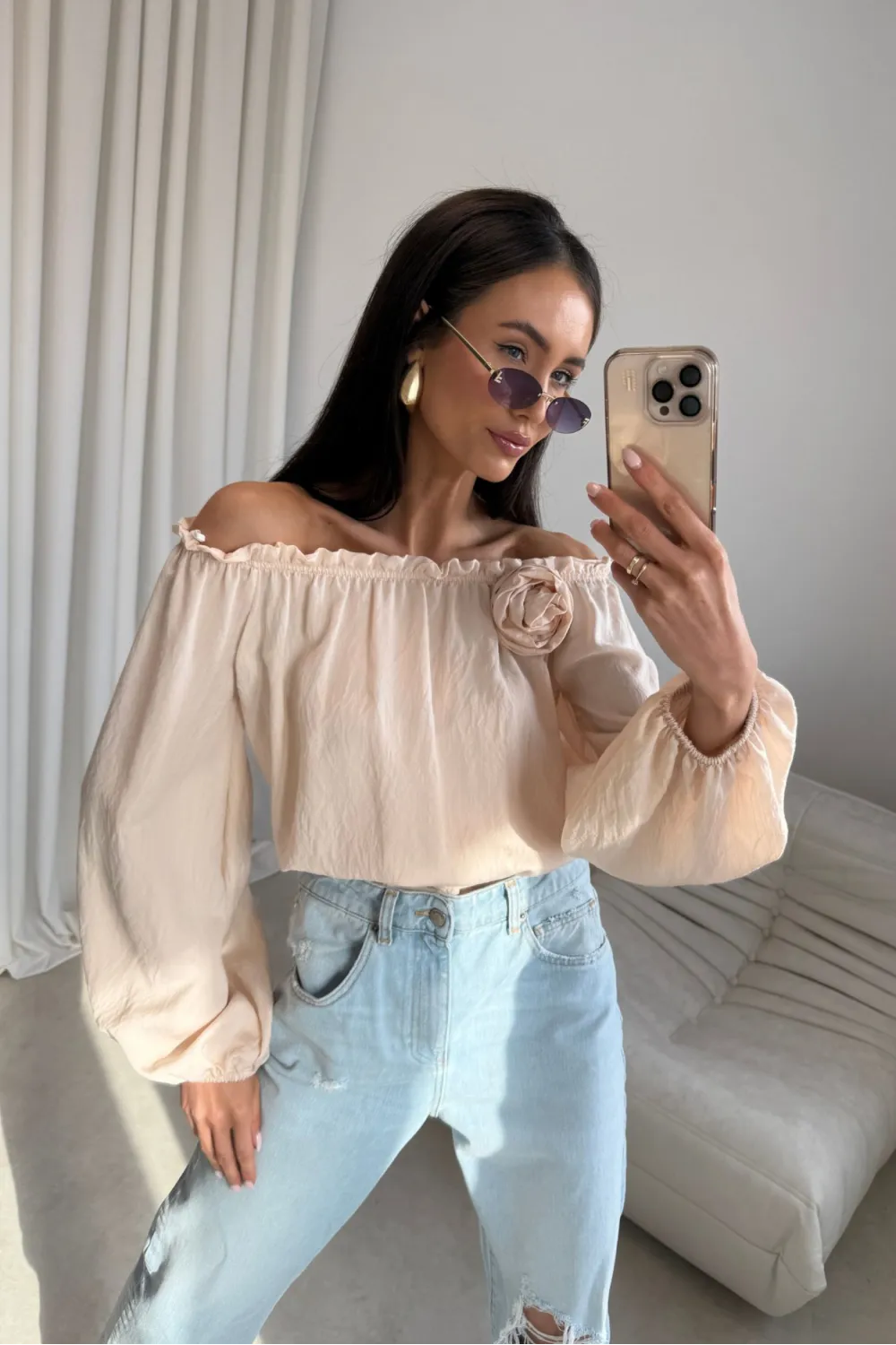 Marisol – Off-Shoulder Bluse mit Drapierung & 3D-Blütenapplikation Vanille | Roco Fashion