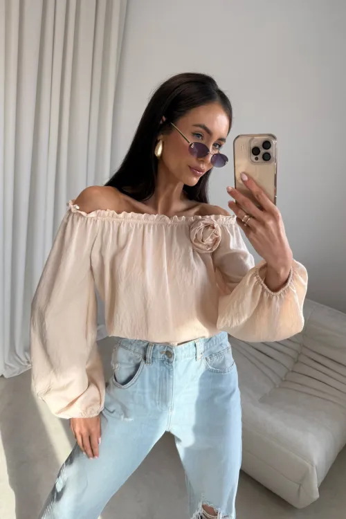 Marisol – Off-Shoulder Bluse mit Drapierung & 3D-Blütenapplikation Vanille | Roco Fashion