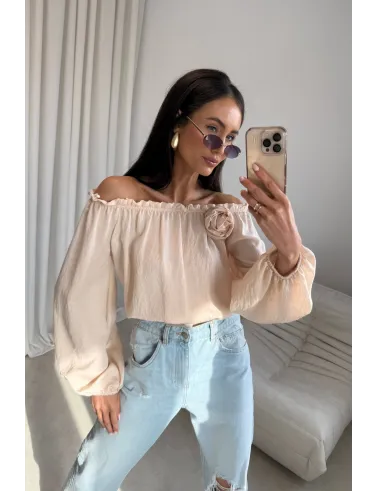 Marisol – bluzka hiszpanka z ozdobnym kwiatem i marszczeniem waniliowa | Roco Fashion