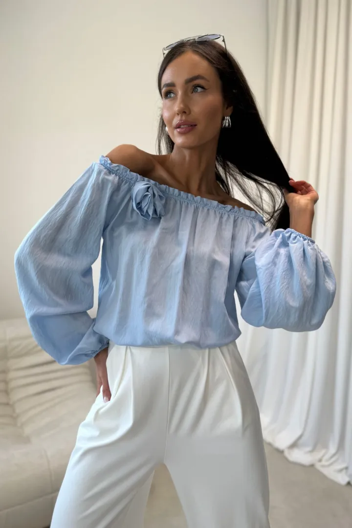 Marisol – Off-Shoulder Bluse mit Drapierung & 3D-Blütenapplikation in Himmelblau | Roco Fashion
