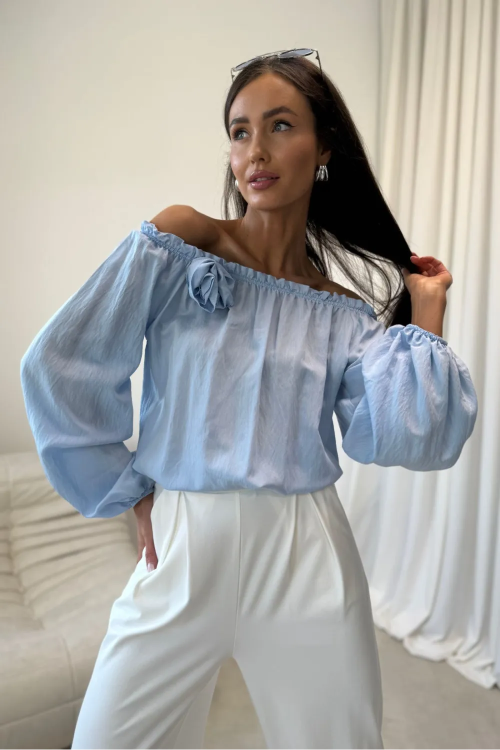 Marisol – Off-Shoulder Bluse mit Drapierung & 3D-Blütenapplikation in Himmelblau | Roco Fashion